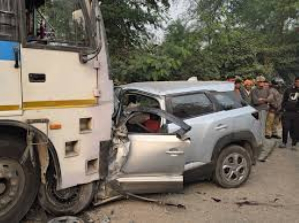 Bus and car collided head-on on Gonda-Ayodhya highway