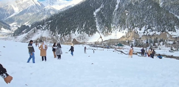 Sonamarg first snowfall, tourists say locals have been very supportive