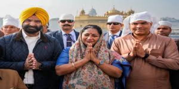 Delhi CM Rekha Gupta, Cabinet Ministers Offer Prayers at Golden Temple on Guru Tegh Bahadur’s Martyrdom Anniversary