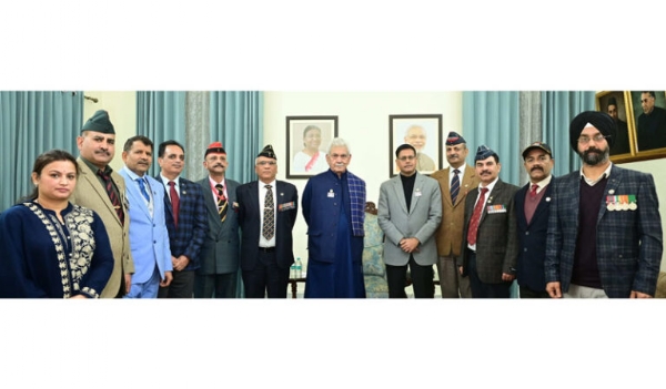 LG interacts with veterans of Armed Forces LG interacts with veterans of Armed Forces
