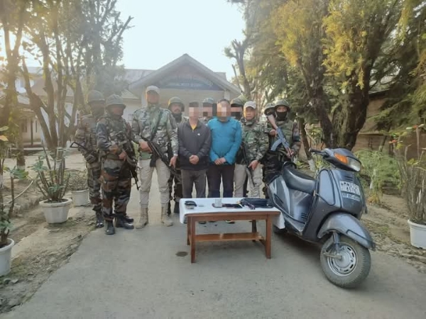 मणिपुर पुलिस द्वारा चलाए गए अभियान से संबद्ध तस्वीर।