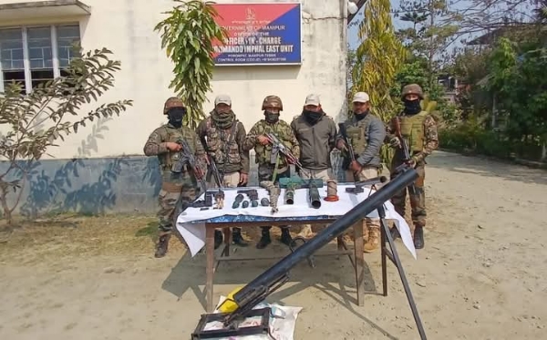मणिपुर पुलिस द्वारा चलाए गए अभियान से संबद्ध तस्वीर।