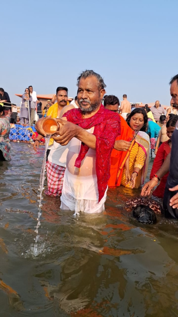 Babulal Marandi offering Arghya after taking a dip in Mahakumbh