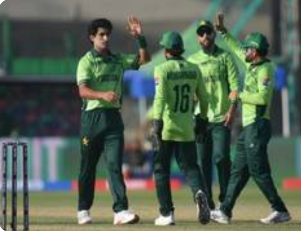 Pakistani players are happy after taking the wicket