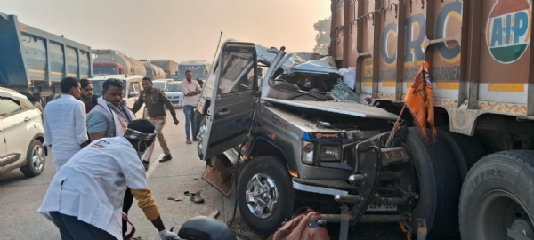 On Friday, a high speed cruiser vehicle collides with parked truck on Varanasi-Prayagraj highway