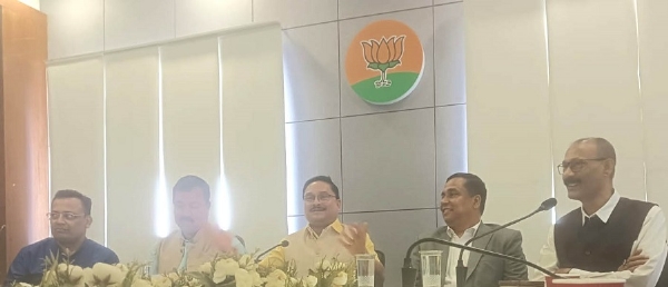 राष्ट्रीय मीडिया प्रतिनिधियों के साथ अनौपचारिक वार्तालाप में प्रदेश भाजपा अध्यक्ष दिलीप सैकिया के साथ असम सरकार के मंत्री जयंत मल्लबरुवा, पार्टी के मुख्य प्रवक्ता मनोज बरुवा, वरिष्ठ नेता पुलक गोहाईं तथा मीडिया संयोजक देवान ध्रुव ज्योति मरल।