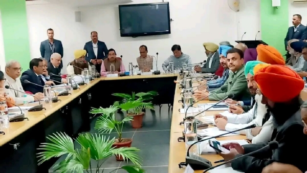 Union Agriculture Minister Shivraj Singh Chouhan along with Union Minister Pralhad Joshi reached the Mahatma Gandhi Institute of Public Administration — the meeting venue — at 6:05 p.m. to meet a 28-member farmers’ delegation.