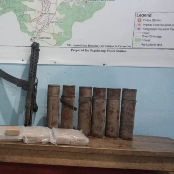 राज्यपाल की अपील पर मणिपुर में समर्पित किए गए हथियार और विस्फोटकों की तस्वीर।