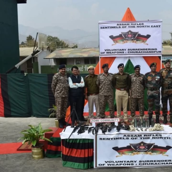 राज्यपाल की अपील पर मणिपुर में समर्पित किए गए हथियार और विस्फोटकों की तस्वीर।