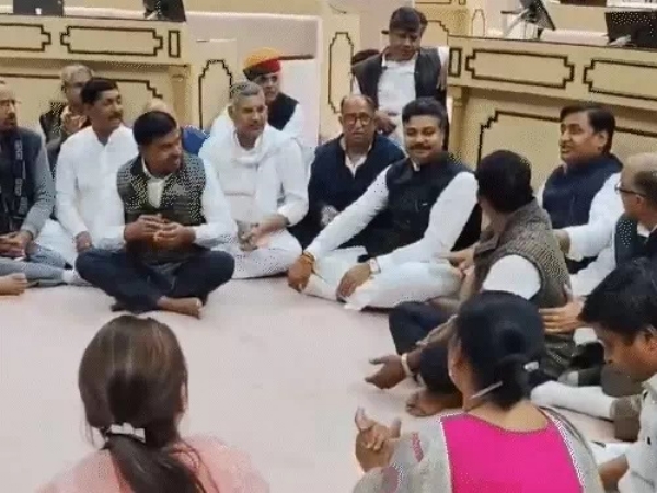 Congress MLAs spent two nights in the assembly, the protest continues on the third day