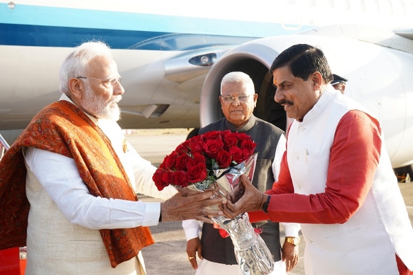 Chief Minister Yadav welcoming Prime Minister Modi on his arrival in Bhopal