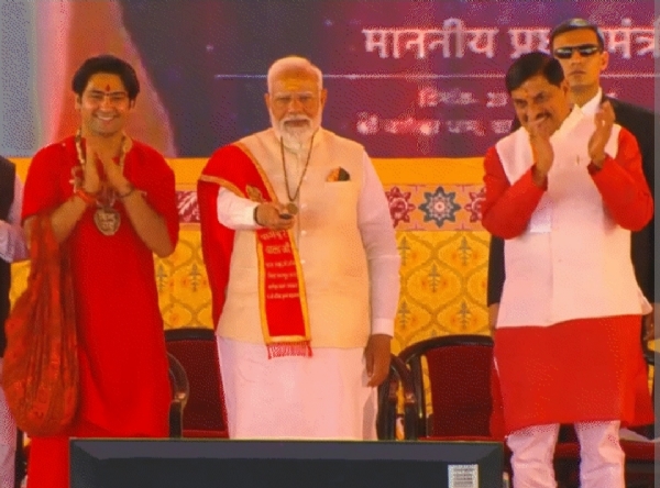 Prime Minister Shri Narendra Modi lays the foundation stone of Bageshwar Dham Medical and Science Research Institute