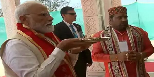 PM Modi prays at Bageshwar Dham temple,Set To Inaugurate Cancer Hospital