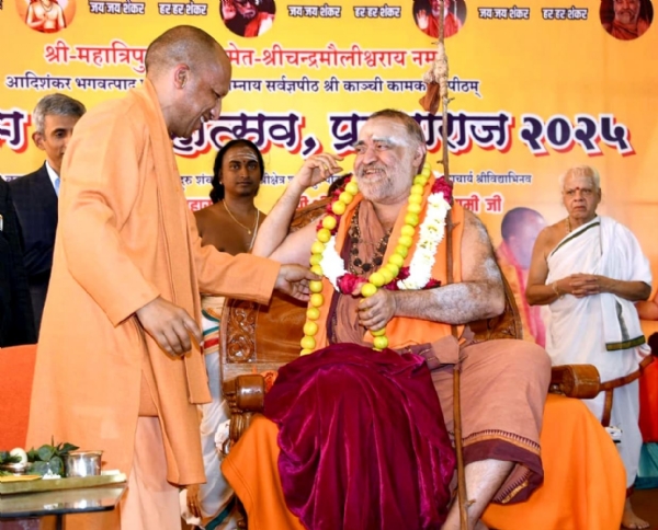 UP CM welcomed Shankaracharya Shankar Vijayendra Saraswati in Maha Kumbh