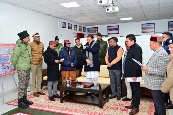 CM talking to District Magistrate about the preparations for the program.