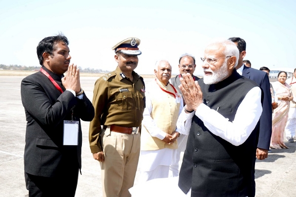 Prime Minister  Modi accorded a Warm Farewell at Bhopal Airport