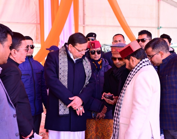 CM talking to Gangotri MLA Suresh Chauhan about the program of the Prime Minister.