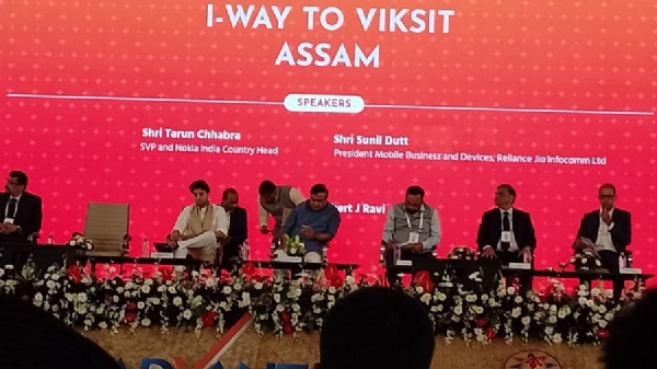 एडवांटेज असम 2.0 के मौके पर मुख्यमंत्री डॉ हिमंत बिस्व सरमा, केंद्रीय दाता मंत्री ज्योतिरादित्य सिंधिया तथा अन्य उद्योगपतियों की तस्वीर।