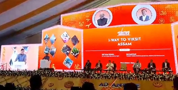 एडवांटेज असम 2.0 के मौके पर मुख्यमंत्री डॉ हिमंत बिस्व सरमा, केंद्रीय दाता मंत्री ज्योतिरादित्य सिंधिया तथा अन्य उद्योगपतियों की तस्वीर।