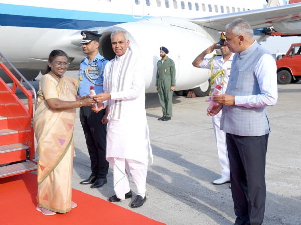 Governor Acharya Devvrat, Minister of State Jagdish Vishwakarma and other dignitaries welcomed the President at Vadodara Airport.