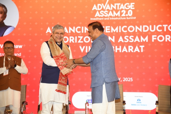 Assam CM feliciting Railway Minister Ashwini Vaishnaw with Assamese Gamocha