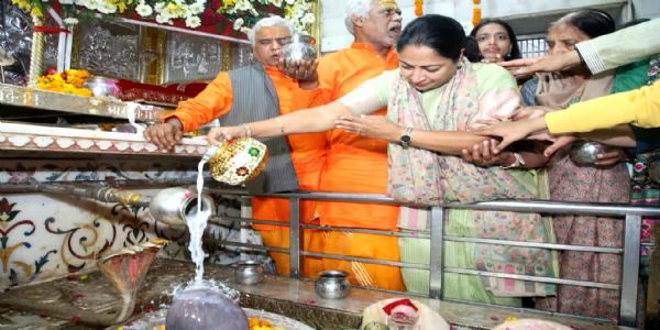 Delhi CM Rekha Gupta and other leaders offer puja at temples