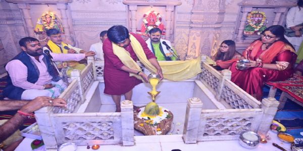 Minister Nandi along with family performs Rudrabhishek