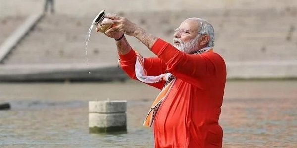 PMModi takes holy dip in Triveni-Sangam, performs puja in saffron jacket andtrack pants amidst Vedic mantras 