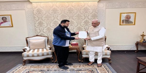 Tejashwi hands over  memorandum to Guv regarding deteriorating law and order situation