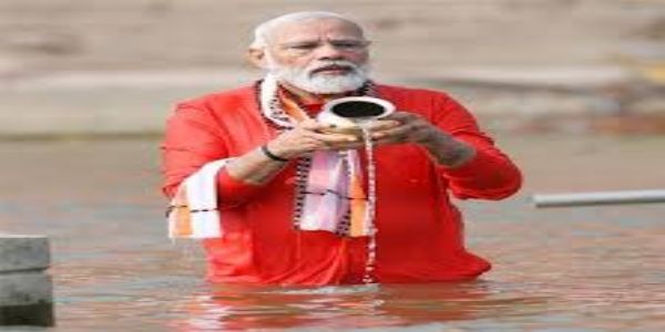 PrimeMinister Modi offers prayers to Maa Ganga