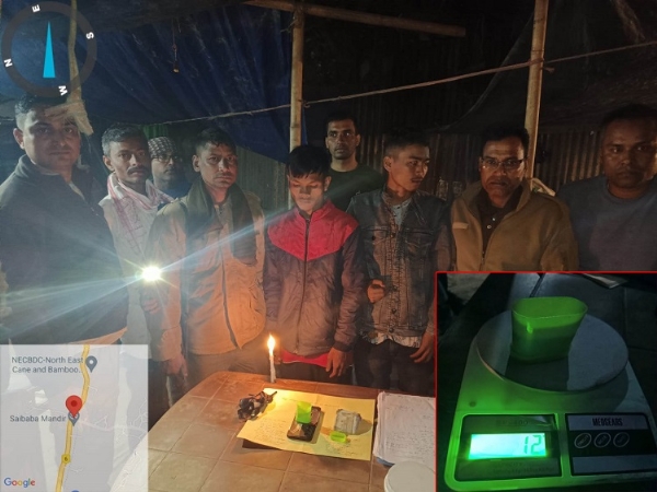 सोनापुर पुलिस गिरफ्तार दो ड्रग तस्करों की तस्वीर।