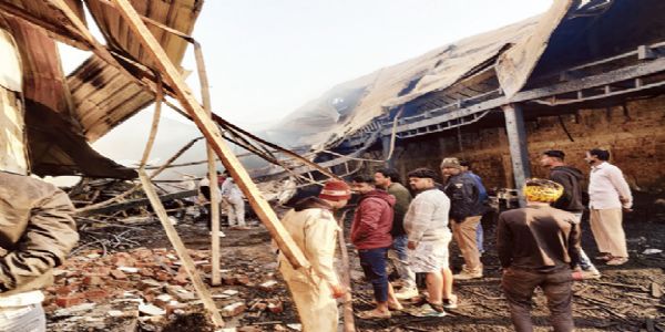 Massive fire in two warehouses of GNT Timber Market in Indore