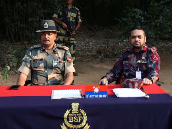 भारत-बांग्लादेश सीमा पर आयोजित बटालियन कमांडर स्तर की बैठक की तस्वीर।