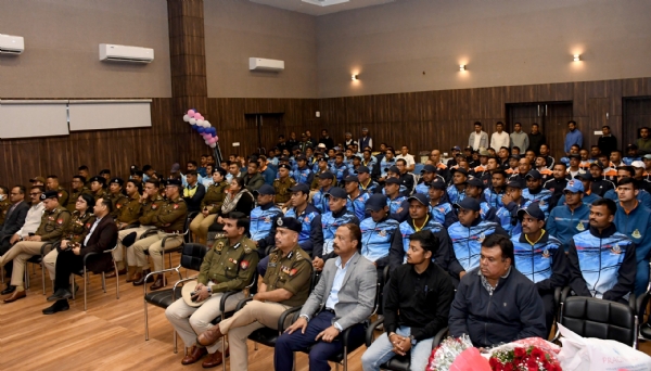 असम पुलिस की मेजबानी वाली एसीए स्टेडियम बरसापारा में आयोजित पूर्वी क्षेत्र अखिल भारतीय पुलिस पायलट टी-20 क्रिकेट टूर्नामेंट के उद्घाटन समारोह की तस्वीर।