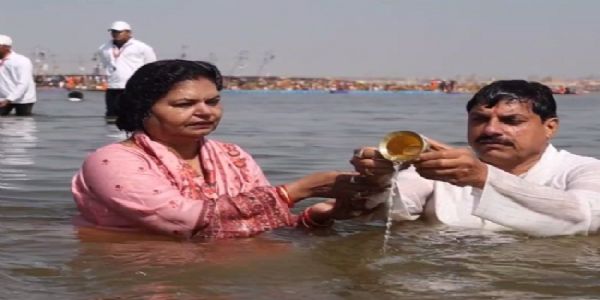  MP CM takes dip in Sangam and prays for  well-being of  people of state