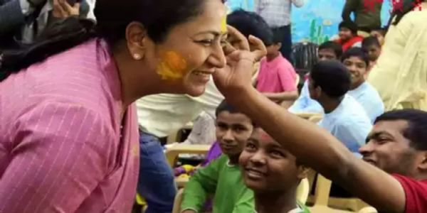 Delhi CM Rekha Gupta celebrates Holi with children at Asha Kiran Home