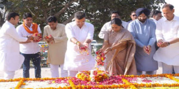 CM Rekha & her Cabinet colleague paying homage to Sahib Singh Verma on his Birth Anniversary