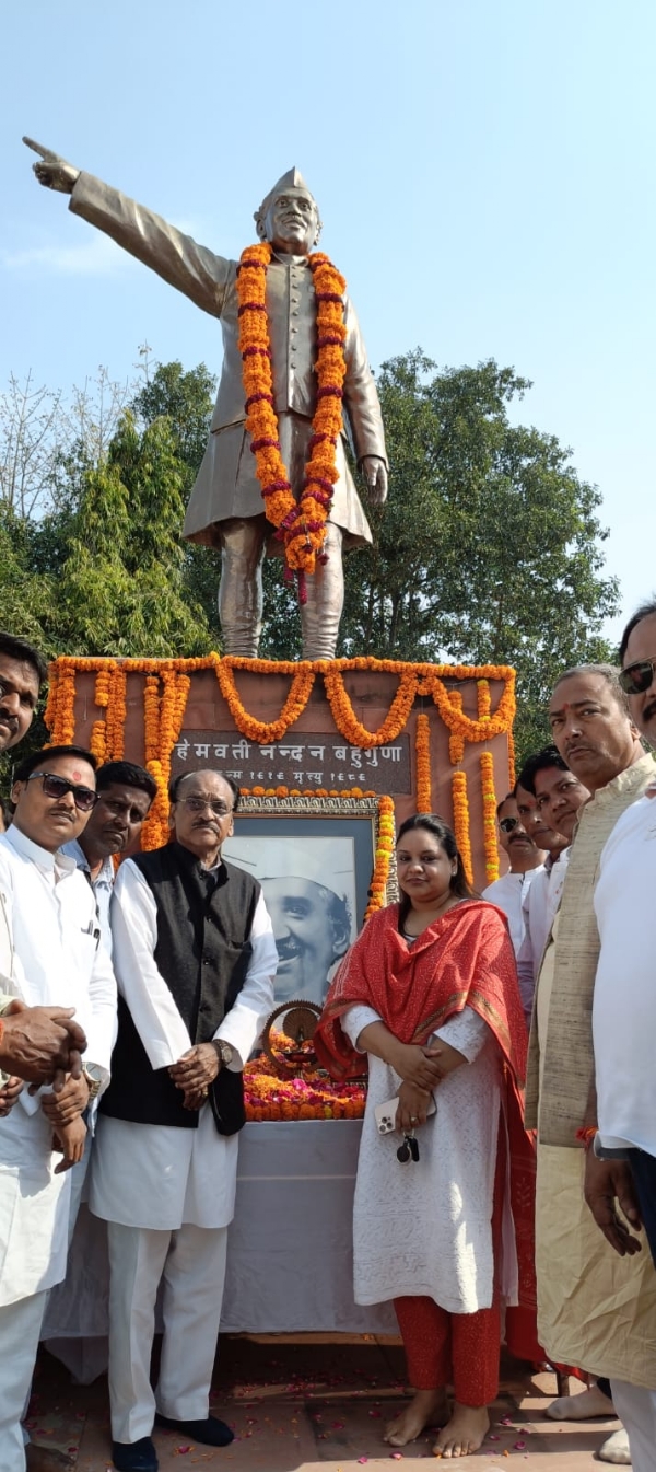 Shekhar Bahuguna, and his wife, Vinita Bahuguna, paid floral tributes