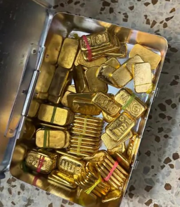 In Ahmedabad, 87 kg of gold and more than 1 crore rupees in cash seized from the flat of stock market mogul Megh Shah