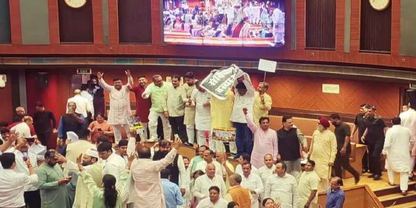 Ruckus in MCD budget meeting, scuffle between BJP and AAP councillors