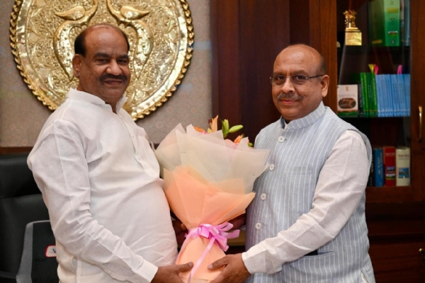 During a meeting with Lok Sabha Speaker Om Birla at the Parliament Secretariat on Wednesday, Delhi Assembly Speaker Vijender Gupta presented a bouquet. During a meeting with Lok Sabha Speaker Om Birla at the Parliament Secretariat on Wednesday, Delhi Assembly Speaker Vijender Gupta presented a bouquet.