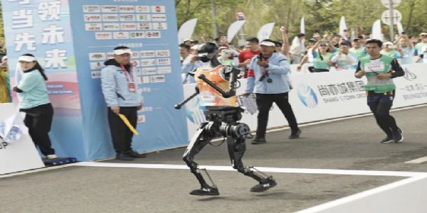 Beijing Hosts World’s First Unique Half Marathon, Robots Run Alongside People