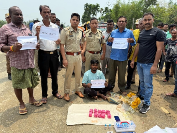 कछार पुलिस द्वारा जब्त ड्रग्स के साथ आरोपित की तस्वीर।