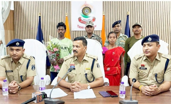 Wanted Naxalite couple surrenders in Kawardha Wanted Naxalite couple surrenders in Kawardha