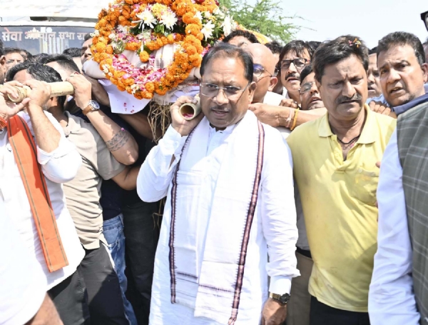 Chief Minister Sai attended the funeral of Dinesh Mirania and provided a shoulder to the body. Chief Minister Sai attended the funeral of Dinesh Mirania and provided a shoulder to the body.