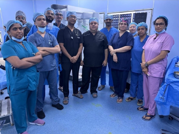 New Delhi: Among those performing robotic surgery are Professor Dr. Pawan Vasudeva from the Urology and Renal Transplant Department of Safdarjung Hospital, along with Dr. Neeraj Kumar and Dr. Abhishek Mandal, along with the anesthesia team. New Delhi: Among those performing robotic surgery are Professor Dr. Pawan Vasudeva from the Urology and Renal Transplant Department of Safdarjung Hospital, along with Dr. Neeraj Kumar and Dr. Abhishek Mandal, along with the anesthesia team.