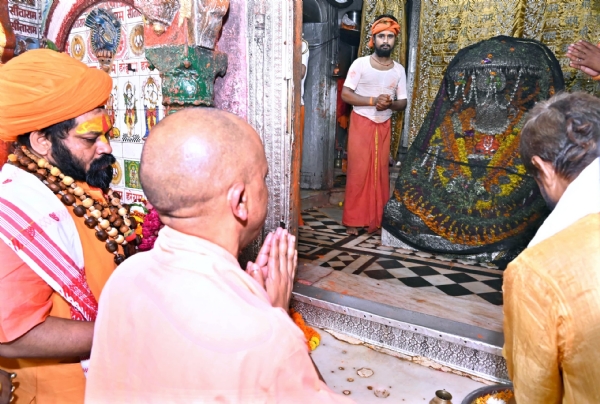 Paying homage to Sankat Mochan in Hanumangarhi