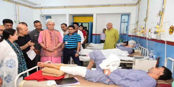 LG Sinha Visits GMC Jammu, Meets The Civilians Injured Due To Unprovoked Shelling By Pakistan