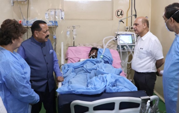 Dr Jitendra visits GMC Jammu, inquires about injured