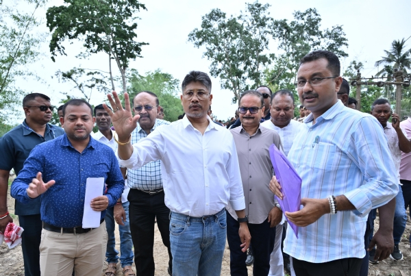 बढ़मपुर-होजाई में निर्माणाधीन तटबंधों का निरीक्षण करते हुए राज्य के जल संसाधन मंत्री पीयूष हजारिका। बढ़मपुर-होजाई में निर्माणाधीन तटबंधों का निरीक्षण करते हुए राज्य के जल संसाधन मंत्री पीयूष हजारिका।
